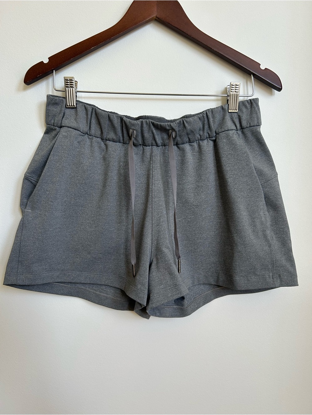 Lululemon Gray On The Fly 2.5" Shorts Sz 8